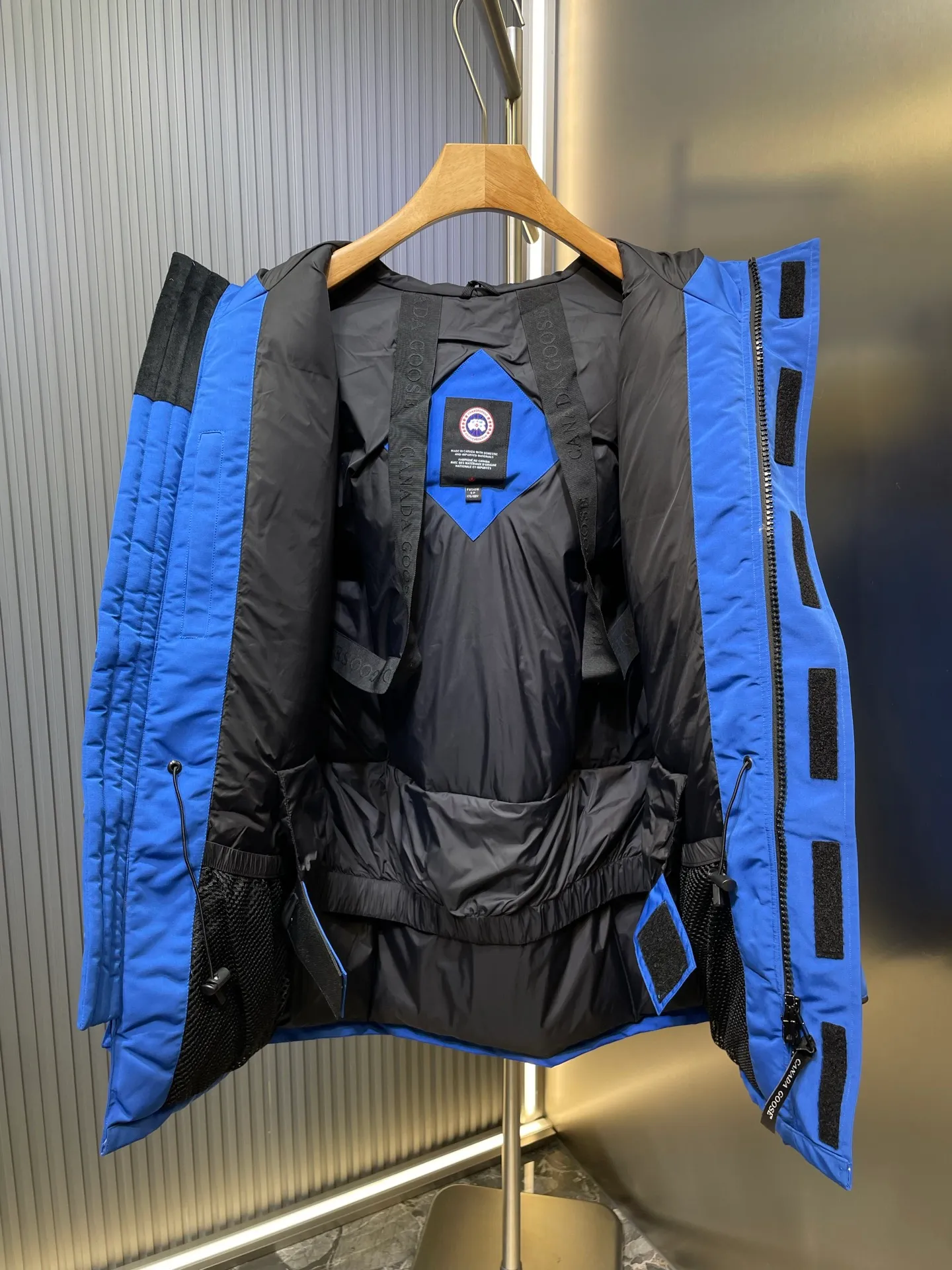 P910 special version 🌟 🇨🇦CANADA GOOES 24 new models 08 models/couple models Factory direct supply: supplying global purchasing agents, micro-business, entities, Tmall, high-end stalls and studio cooperation, free shipping! Canada Goose Expedition Parka 2008 is the same style for men and women. It is mid-length and the most timeless classic. All Arctic and Antarctic scientific expedition teams choose Canada Goose as their cold-proof equipment. It is the Rolls-Royce of down jackets. ➖ Industry-leading anti-counterfeiting chip sensing. ➖ Imported Behringer embroidery machines and customized embroidery labels, the highest level and industry leading. ➖ Imported Korean 21-count polyester-cotton blended original fabric, TC85 waterproof coated fabric, water-repellent, windproof and wear-resistant. ➖ The new national standard 80 white duck down is filled with an average of 520 grams of down. The amount of down filled is industry-leading. ➖ 100% nylon lining with double double-layer sealing design to prevent velvet running, and seamless thread design on the cuffs! ➖ Western Canadian Green Wolf Collar. ➖ Yoshida YKK provides original factory-customized electroplated sliders. YKK two-way lockable zippers are tight and smooth and do not peel off paint. ➖ 3M composite Velcro is durable and the accessories and hardware are all custom-made. Note: Our copywriting is only simple and clear. Instead of bragging about the copywriting, it is better to compare and understand with samples. Only for the purest goose, the most dedicated, the most professional, the highest quality, the highest cost performance!  Size:XS-XXL